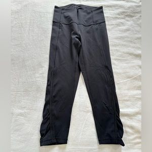 Lululemon cropped workout leggings size 6.
